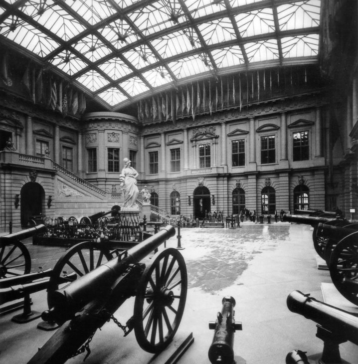 Der Lichthof des Zeughauses in Berlin w&auml;hrend des II. Weltkrieges.