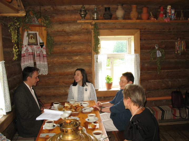 Mit der Nachfahrin Tolstois in Jasnaja Poljana.