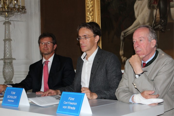 Presseveranstaltung in Schloss Ellingen mit F&uuml;rst Carl Friedrich von Wrede (r.) und dem Direktor der Bayerischen Schl&ouml;sserverwaltung Bernd Schreiber (l.).